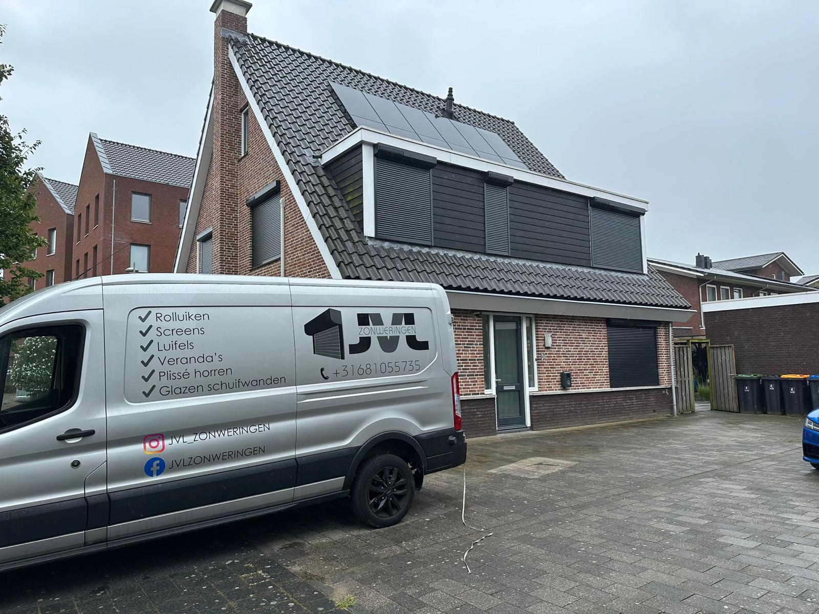 De montagebus van JVL Zonweringen bij een klant in Helmond