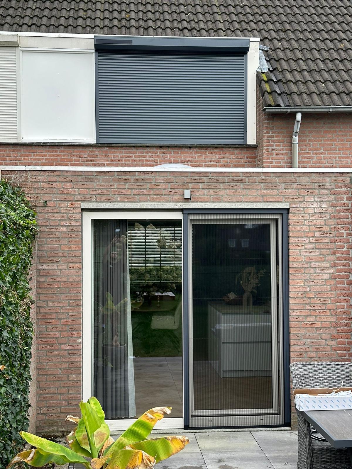 Schuifpui met hordeur en screen, op maat geplaatst